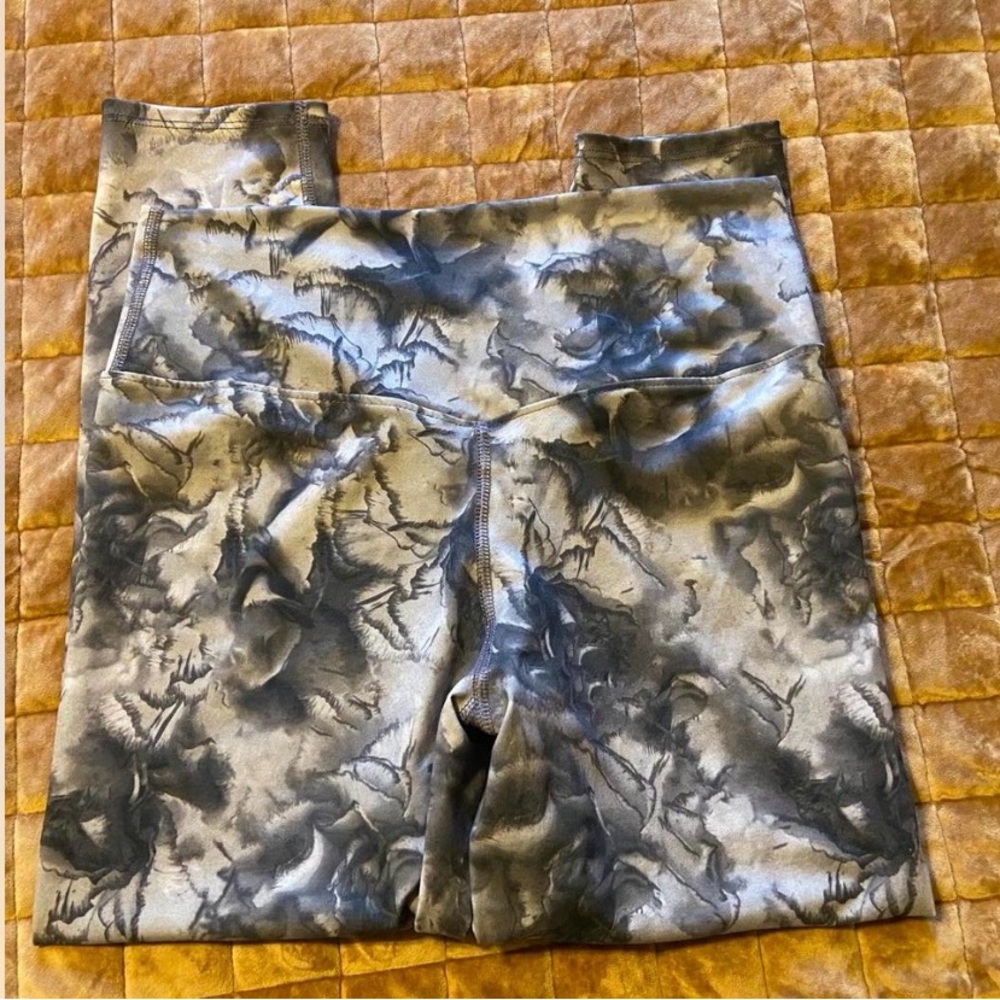 SOLD🚫Stylish Camo/Floral Leggings